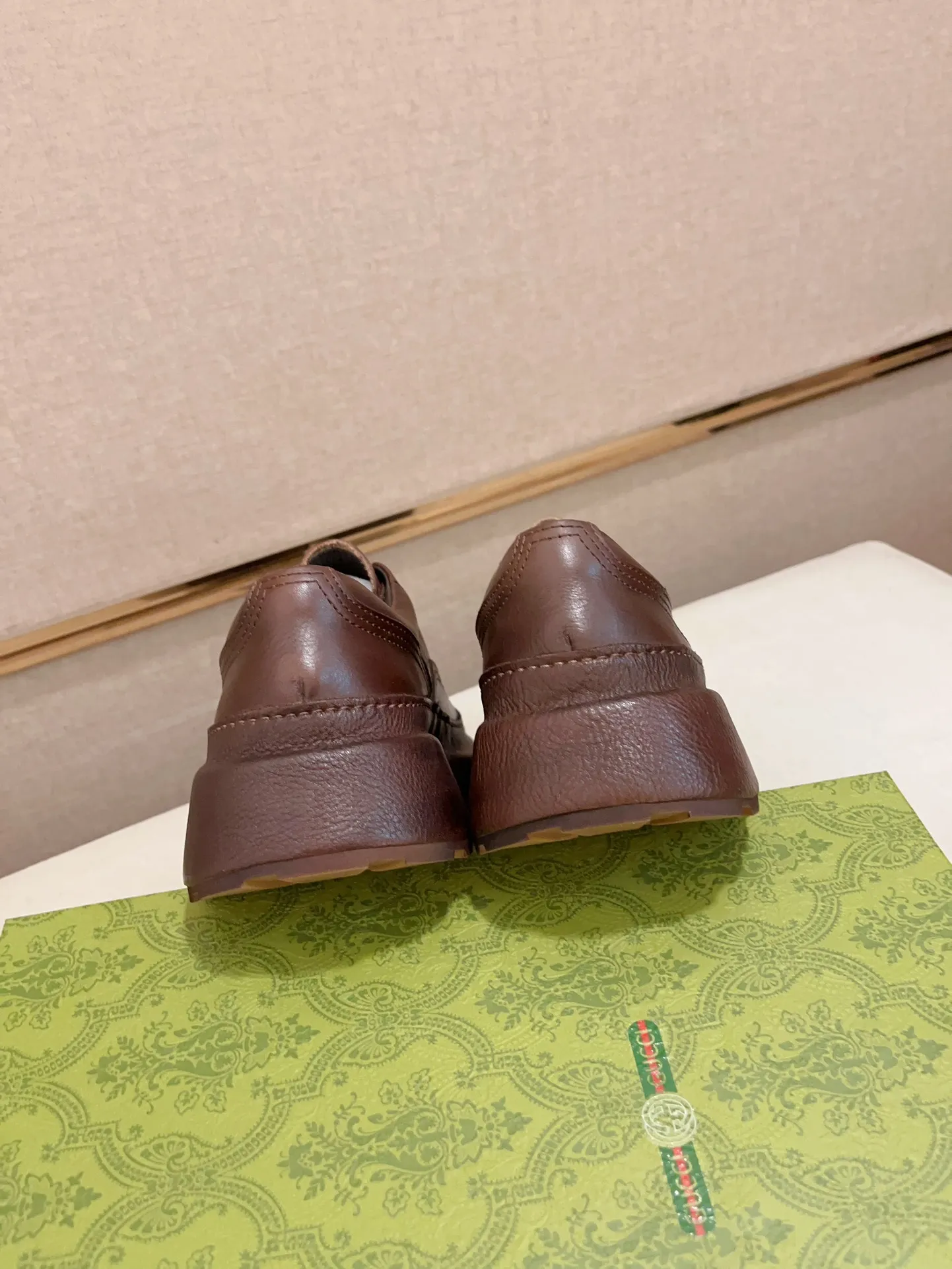 Men's shoes 💰: 680💰 Gucci (Gucci) new men's shoes, sold simultaneously on the official website, made from original orders, uppers made of first-layer cowhide, purely handmade craftsmanship 🌈 High-end first-layer genuine leather lining, original non-slip and wear-resistant outsole, fashionable and versatile, standard size .37-44. Can be customized 45-46